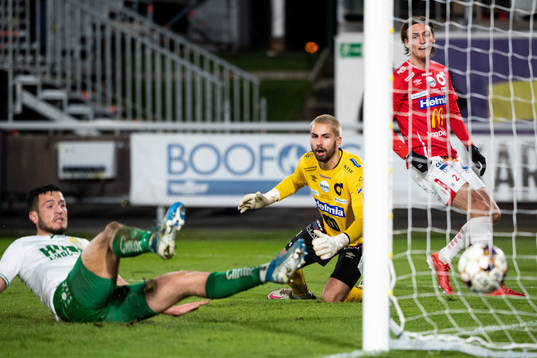 Hammarbys Astrit Selmani och Degerfors målvakt Alfie Malik