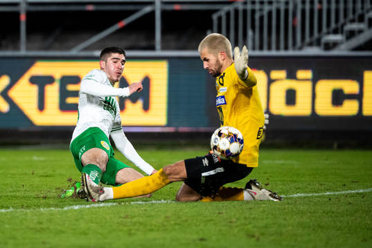 Hammarbys Mayckel Lahdo och Degerfors målvakt Alfie Malik
