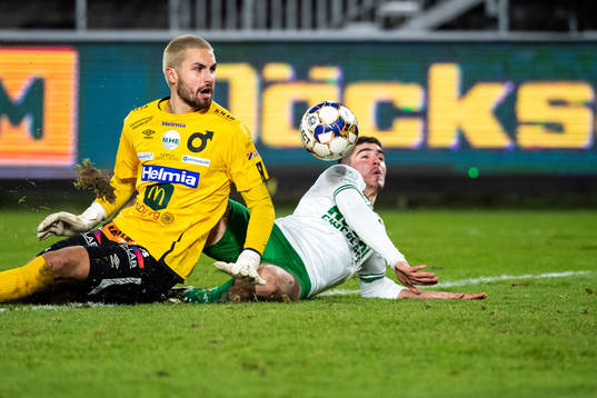 Hammarbys Mayckel Lahdo och Degerfors målvakt Alfie Malik