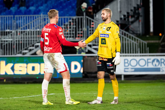 Degerfors Oliver Ekroth och målvakt Alfie Malik Whiteman