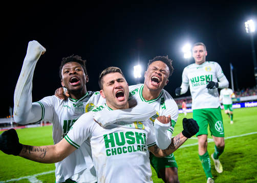 Hammarbys Paulinho jublar med lagkamrater