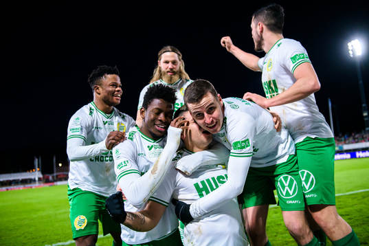 Hammarbys Paulinho jublar med lagkamrater