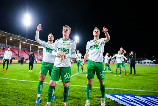 Hammarbys Ben Engdahl jublar med lagkamrater