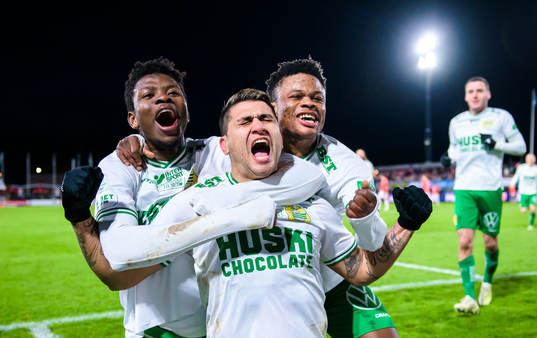 Hammarbys Paulinho jublar med lagkamrater