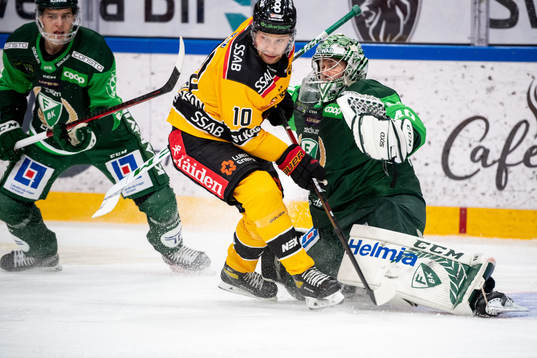 Luleås Einar Emanuelsson och Färjestads målvakt Henrik