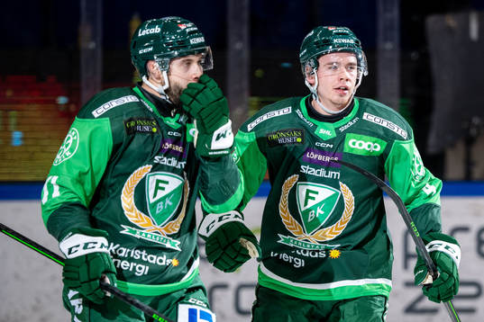 Färjestads Jesse Virtanen och Oscar Lawner jublar