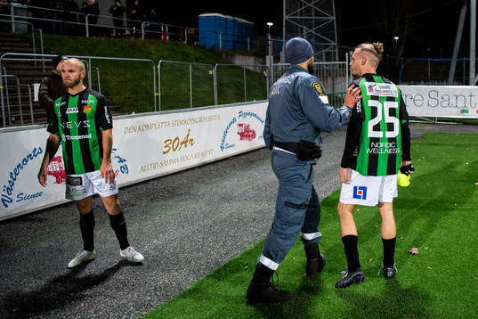 GAIS Jonas Lindberg i diskussion med supportrar