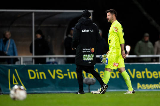 Varbergs målvakt Stojan Lukic lämnar planen