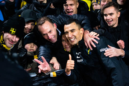 s Nabil Bahoui jublar med publiken