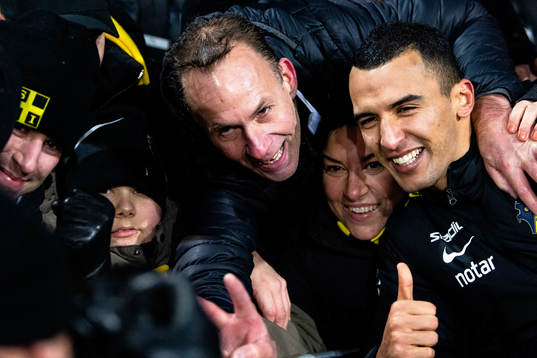 s Nabil Bahoui jublar med publiken