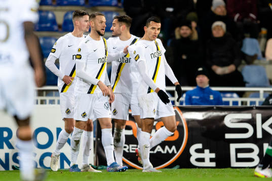 s Nabil Bahoui jublar med lagget