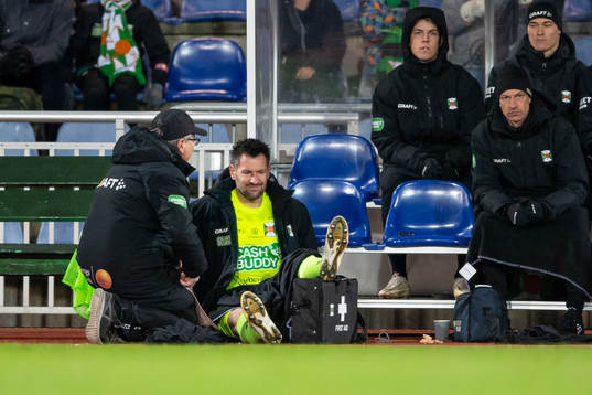 Varbergs målvakt Stojan Lukic sitter skadad