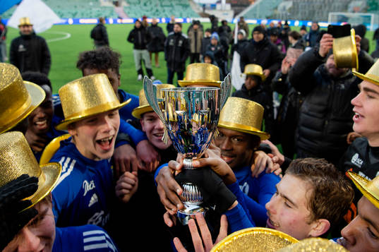 Sundsvalls spelare tar emot pokalen