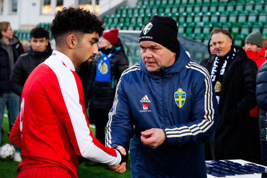 Norrköpings Darin Rozbayani får silver utdelat av Mika
