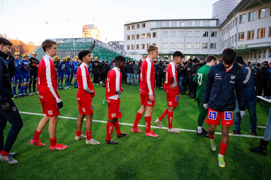 Norrköpings spelaer tar emot silvermedaljer och deppar