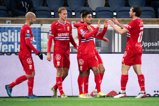 IFK Göteborgs Hosam Aiesh jublar med lagkamrater