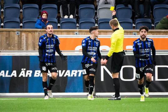 Sirius Adam Hellborg tilldelas gult kort av domare Glenn