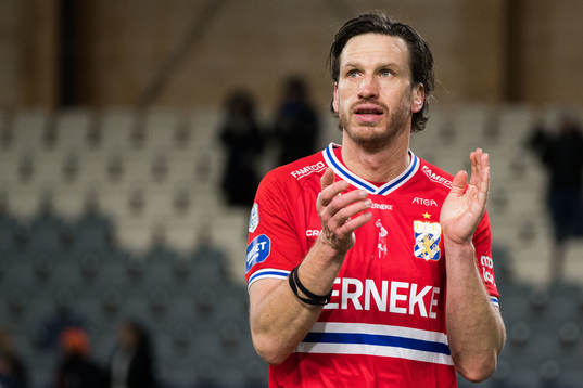 IFK Göteborgs Gustav Svensson tackar publiken