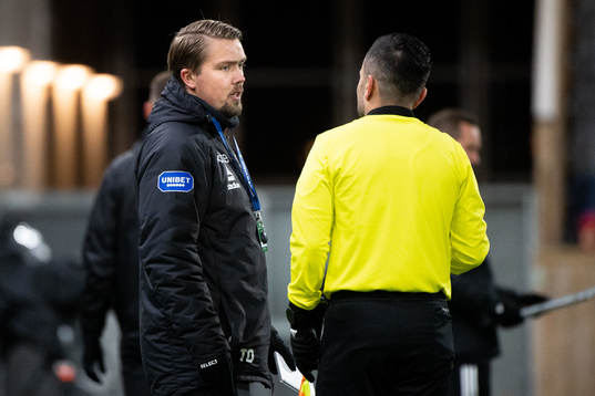 Sirius assisterande tränare Theodor Olsson i diskussion