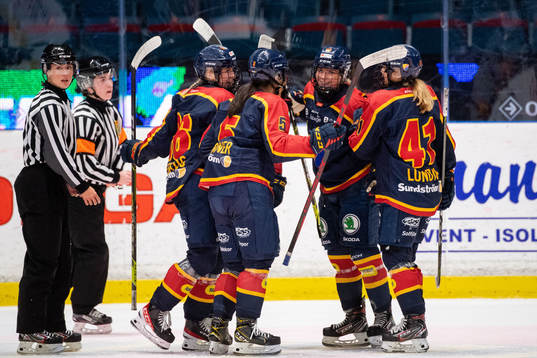 Djurgårdens Lova Blom jublar med lagkamrater