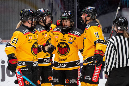 Luleås Astrid Lindeberg jublar med lagkamrater