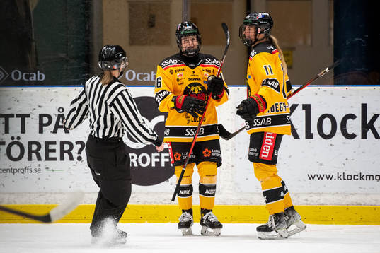 Luleås Petra Nieminen och Josefine Persson jublar