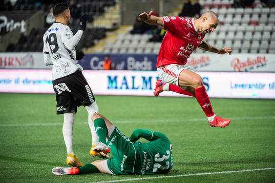 Örebros Ahmed Yasin och Kalmars målvakt Lucas Hägg