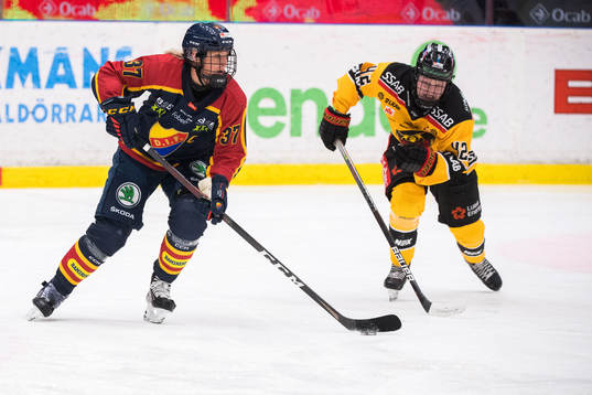 Djurgårdens Josefine Holmgren och Luleås Viivi Vainikka