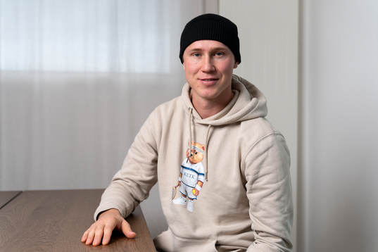 HC Davos Dennis Rasmussen i sin lägenhet