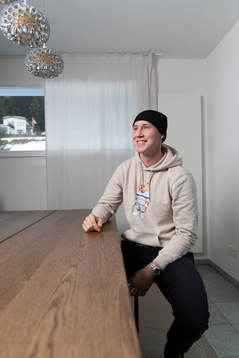 HC Davos Dennis Rasmussen i sin lägenhet