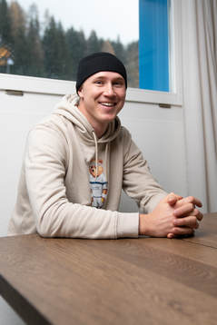HC Davos Dennis Rasmussen i sin lägenhet