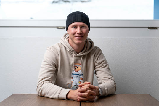 HC Davos Dennis Rasmussen i sin lägenhet