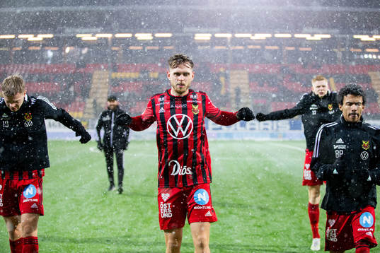 Östersunds Charlie Colkett värmer upp