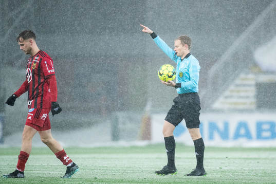Domare Fredrik Klitte återupptar matchen