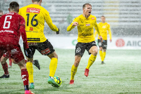 Mjällbys Elias Andersson har ont