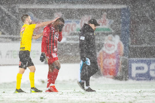 Östersunds Patrick Kpozo lämnar planen