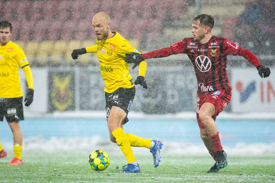Mjällbys Viktor Gustafson och Östersunds Charlie Colkett