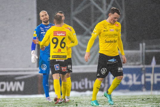 Mjällbys Elias Andersson och målvakt Carl-Johan Eriksson