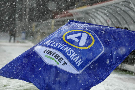 Flagga med Allsvenskan och Unibets logga på
