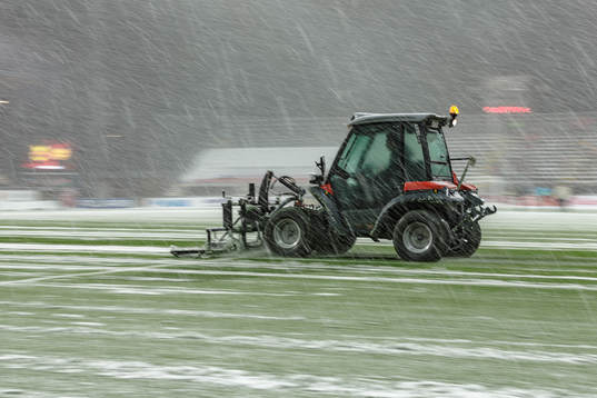 Planen skottas med traktor