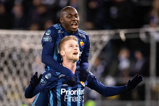 Djurgårdens Edward Chilufya och Kalle Holmberg jublar