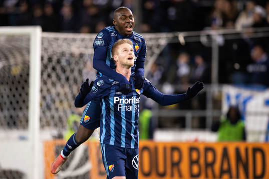 Djurgårdens Edward Chilufya och Kalle Holmberg jublar