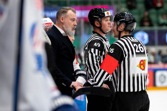 Rikard Grönborg, head coach, of Zurich in a discussion