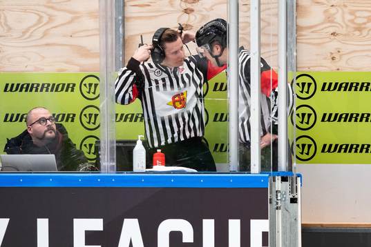 The referees reviews Zurich 0-1 goal