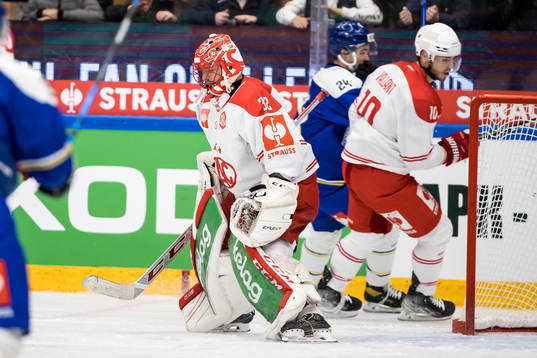 Klagenfurts målvakt Sebastian Dahm  looks dejected