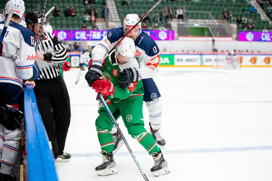 Lucas Ekeståhl-Jonsson of Rögle and John Quenneville of