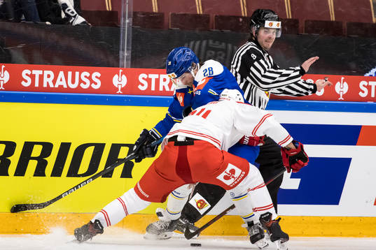 Leksands Justin Kloos and Linjedomare Daniel Persson