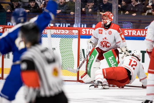 Klagenfurts goaltender Sebastian Dahm  looks dejected
