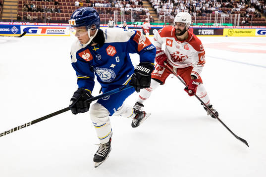 Leksands Patrik Zackrisson and Klagenfurts Steven Strong