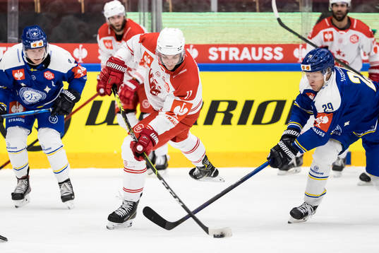 Klagenfurts Lukas Haudum and Leksands Emil Heineman